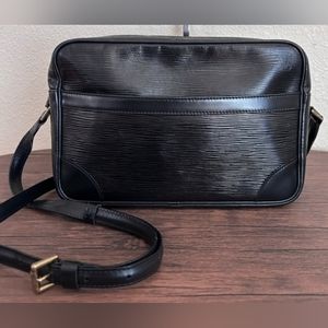 AUTHENTIC LOUIS VUITTON Black Epi Trocadero Messenger Bag crossbody